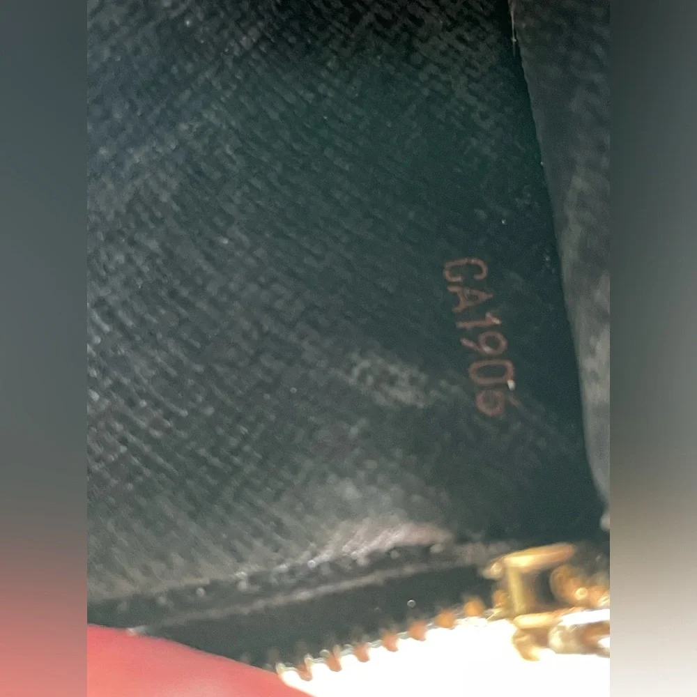 EUC LOUIS VUITTON Black Epi Sarah Wallet Vintage (CA1906) - Picture 5 of 16